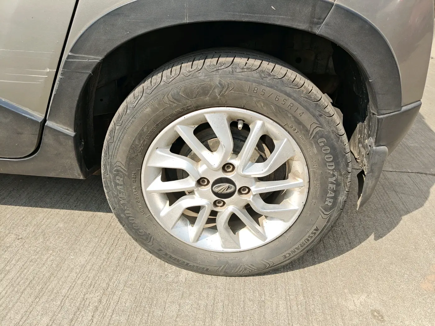 2016 Mahindra Kuv100 K8 6 STR, Petrol, Manual, 83,585 km, tyre