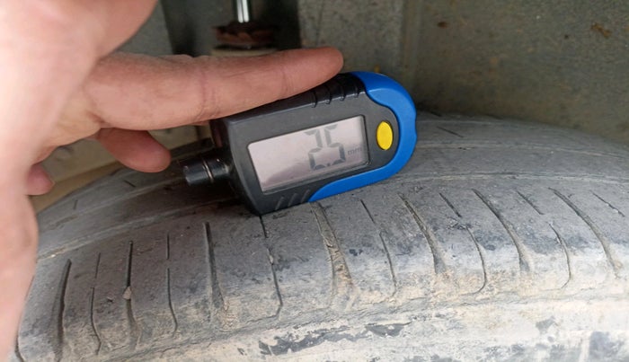 2013 Maruti Ertiga VDI, Diesel, Manual, 2,09,698 km, tyre