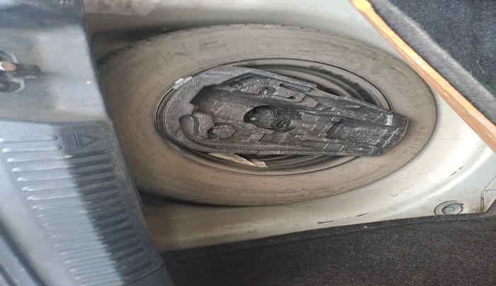 2012 Volkswagen Polo HIGHLINE1.2L, Petrol, Manual, 83,432 km, tyre