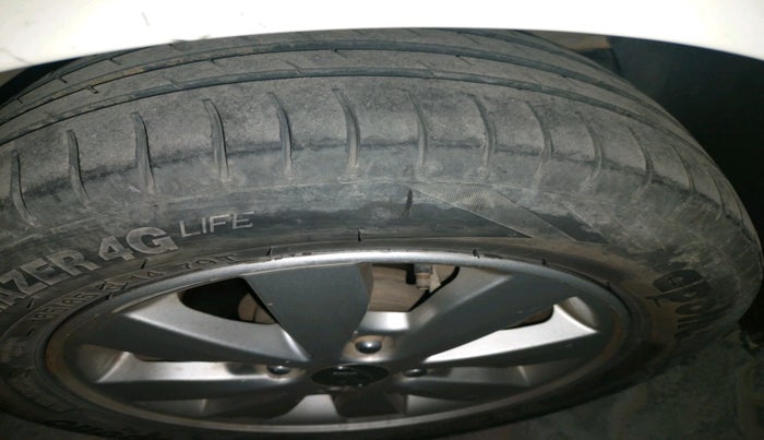 2016 Hyundai Xcent SX 1.2, Petrol, Manual, 1,29,506 km, tyre