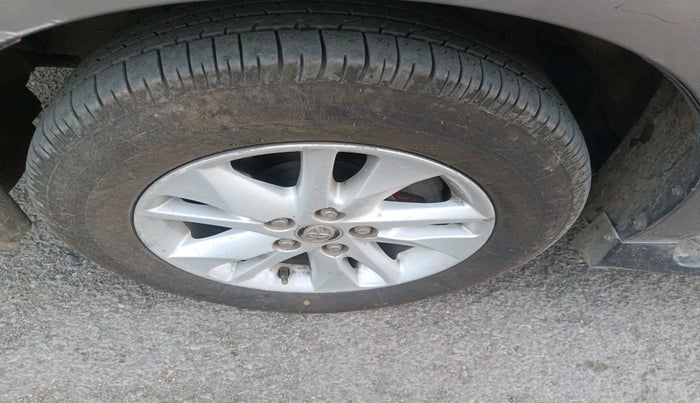 2017 Toyota Innova Crysta 2.4 GX 8 STR, Diesel, Manual, 1,67,706 km, tyre