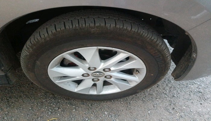 2017 Toyota Innova Crysta 2.4 GX 8 STR, Diesel, Manual, 1,67,706 km, tyre