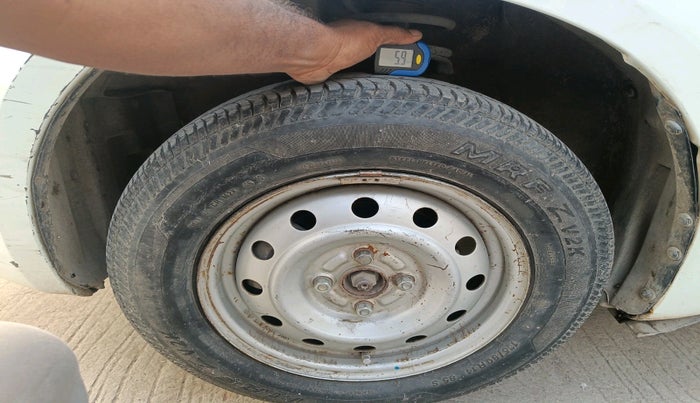 2010 Maruti Swift LXI 1.3, Petrol, Manual, 79,600 km, tyre