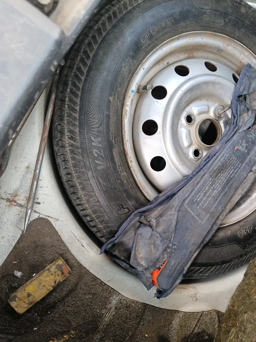 2010 Maruti Swift LXI 1.3, Petrol, Manual, 79,600 km, tyre
