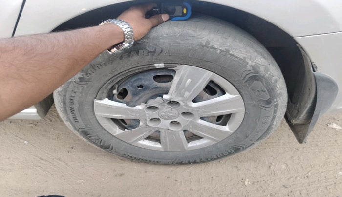 2012 Volkswagen Vento COMFORTLINE 1.6, Petrol, Manual, 1,31,291 km, tyre