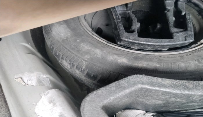 2012 Volkswagen Vento COMFORTLINE 1.6, Petrol, Manual, 1,31,291 km, tyre