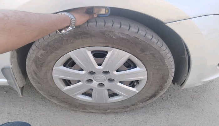 2012 Volkswagen Vento COMFORTLINE 1.6, Petrol, Manual, 1,31,291 km, tyre