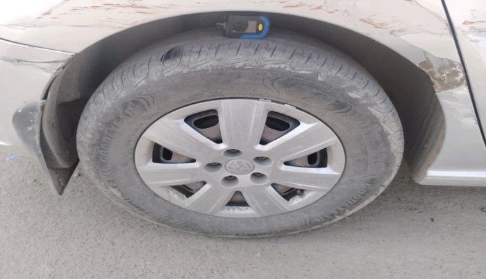 2012 Volkswagen Vento COMFORTLINE 1.6, Petrol, Manual, 1,31,291 km, tyre