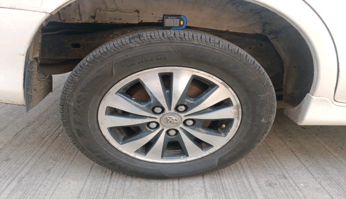 2015 Toyota Innova 2.5 VX 8 STR, Diesel, Manual, 1,87,019 km, tyre