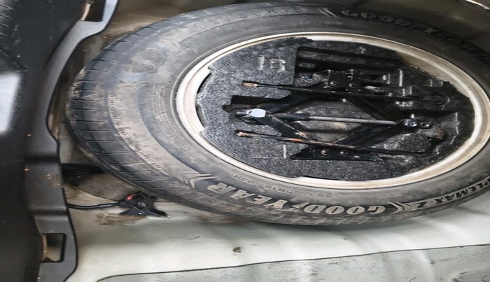 2014 Hyundai New Elantra 1.6 SX MT DIESEL, Diesel, Manual, 1,42,488 km, tyre