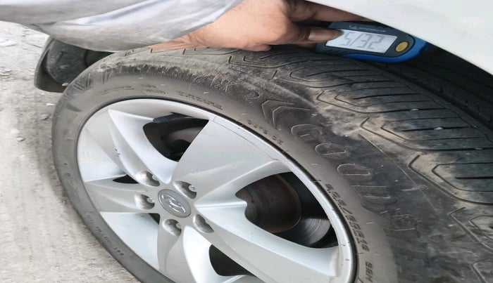 2014 Hyundai New Elantra 1.6 SX MT DIESEL, Diesel, Manual, 1,42,488 km, tyre