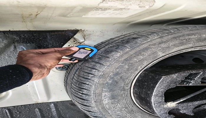 2013 Skoda Rapid AMBITION 1.6 TDI CR MT, Diesel, Manual, 1,12,880 km, tyre