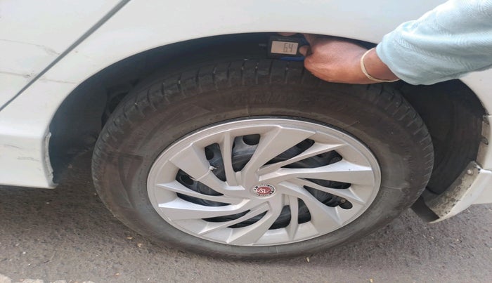 2015 Honda City 1.5L I-VTEC SV, Petrol, Manual, 1,54,056 km, tyre