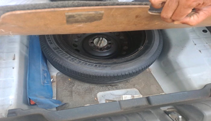 2015 Honda City 1.5L I-VTEC SV, Petrol, Manual, 1,54,056 km, tyre