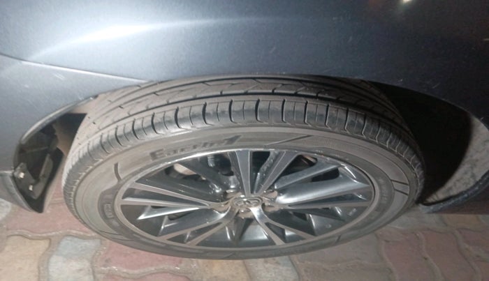 2017 Toyota Corolla Altis G CVT PETROL, Petrol, Automatic, 1,25,470 km, tyre