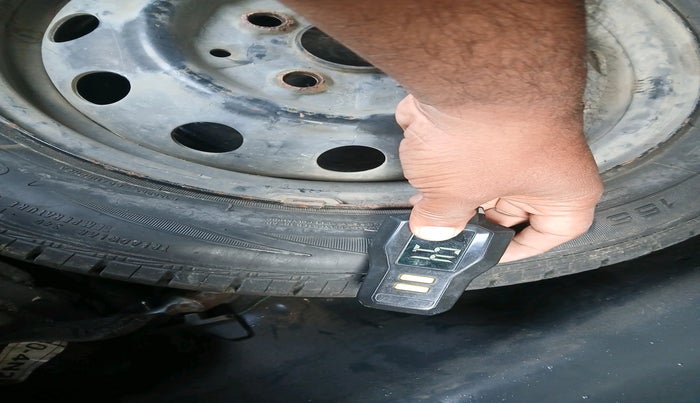 2016 Hyundai Eon SPORTZ, Petrol, Manual, 70,845 km, tyre