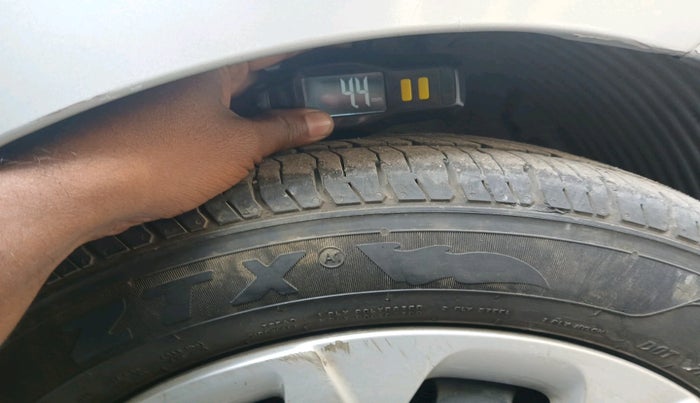 2016 Hyundai Eon SPORTZ, Petrol, Manual, 70,845 km, tyre