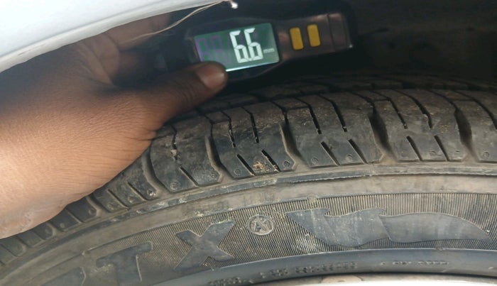 2016 Hyundai Eon SPORTZ, Petrol, Manual, 70,845 km, tyre