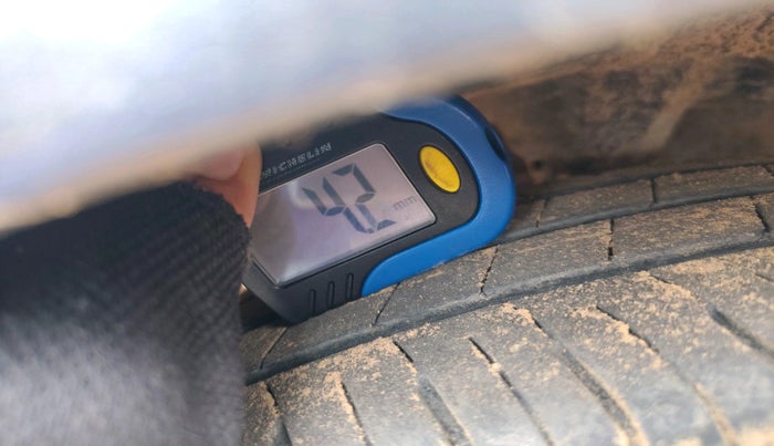 2017 Hyundai Eon ERA +, Petrol, Manual, 1,19,940 km, tyre