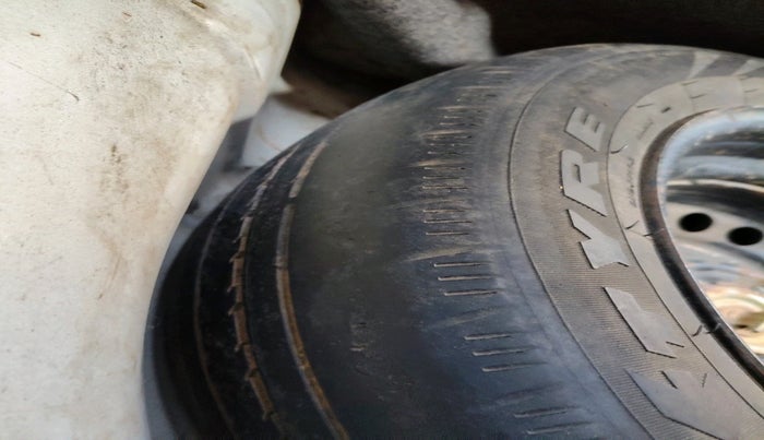 2013 Honda Brio S MT, Petrol, Manual, 69,544 km, tyre