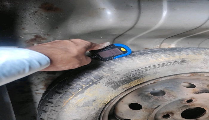 2013 Maruti Alto 800 LXI, Petrol, Manual, 1,06,817 km, tyre