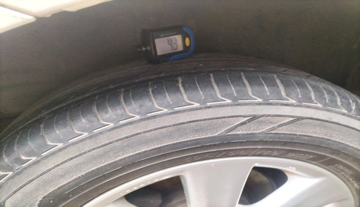 2011 Toyota Corolla Altis GL PETROL, Petrol, Manual, 65,116 km, tyre