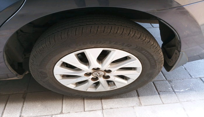 2019 Toyota Corolla Altis G PETROL, Petrol, Manual, 1,08,421 km, tyre