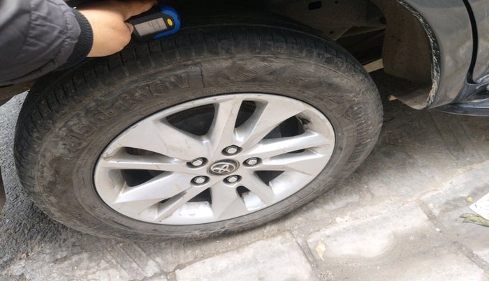 2017 Toyota Innova Crysta 2.4 GX 7 STR, Diesel, Manual, 90,204 km, tyre