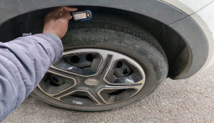 2018 Tata NEXON XT DIESEL, Diesel, Manual, 1,04,973 km, tyre