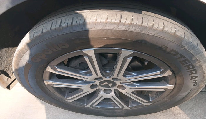 2023 Mahindra XUV700 AX 7 LUXURY D AT 7 STR, Diesel, Automatic, 61,170 km, tyre