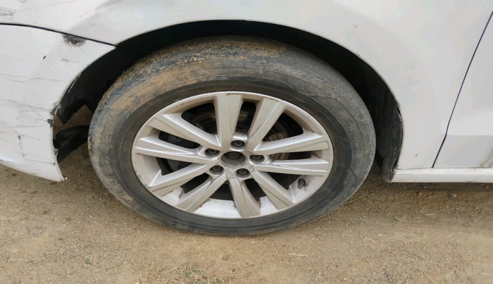 2014 Volkswagen Vento COMFORTLINE 1.5 AT, Diesel, Automatic, 1,22,250 km, tyre