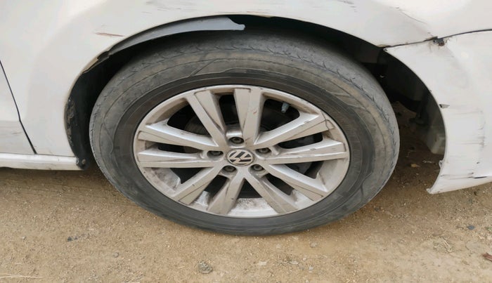 2014 Volkswagen Vento COMFORTLINE 1.5 AT, Diesel, Automatic, 1,22,250 km, tyre