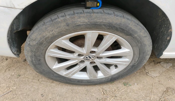 2014 Volkswagen Vento COMFORTLINE 1.5 AT, Diesel, Automatic, 1,22,250 km, tyre