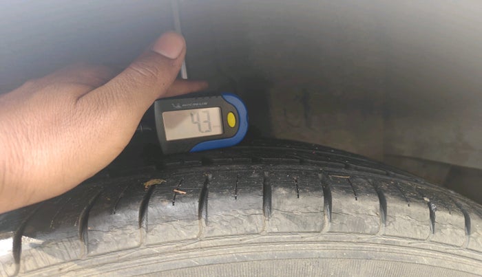 2011 Toyota Etios Liva V, Petrol, Manual, 85,499 km, tyre