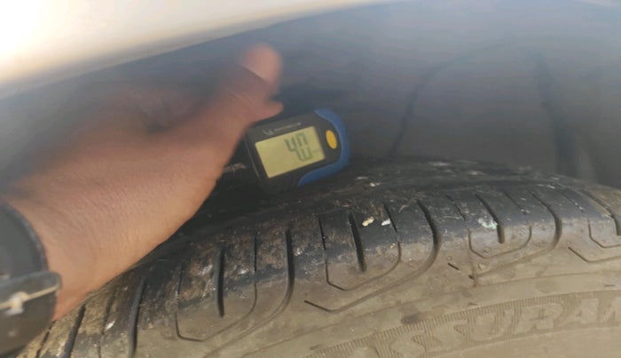 2011 Toyota Etios Liva V, Petrol, Manual, 85,499 km, tyre