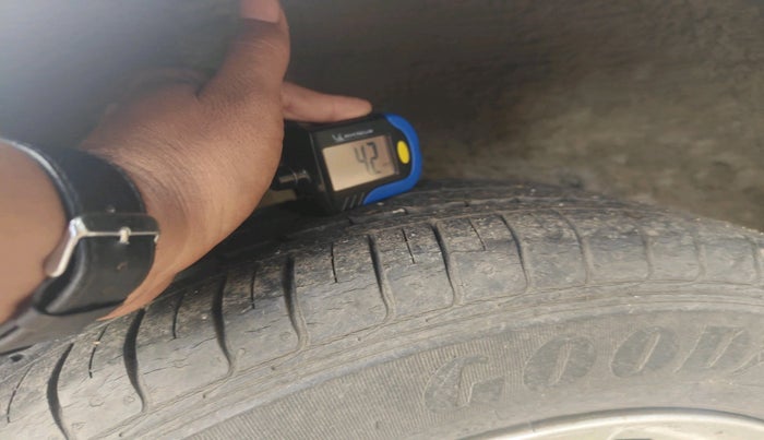 2011 Toyota Etios Liva V, Petrol, Manual, 85,499 km, tyre