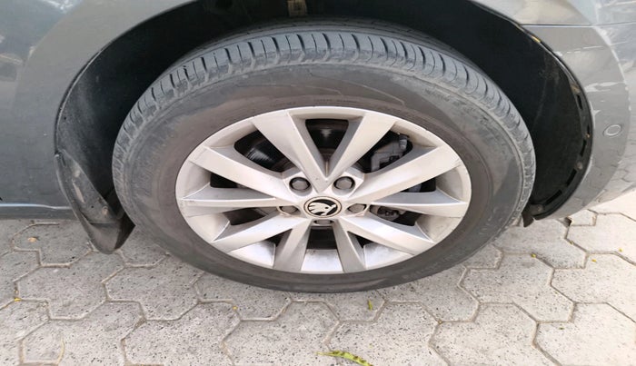 2017 Skoda Octavia 2.0 TDI L&K AT, Diesel, Automatic, 49,318 km, tyre