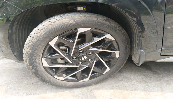 2024 Hyundai ALCAZAR Signature 6 STR 1.5 Turbo GDi Petrol DCT, Petrol, Automatic, 8,726 km, tyre