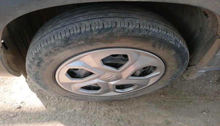 2022 Maruti BREZZA LXI SMART HYBRID, Petrol, Manual, 35,360 km, tyre