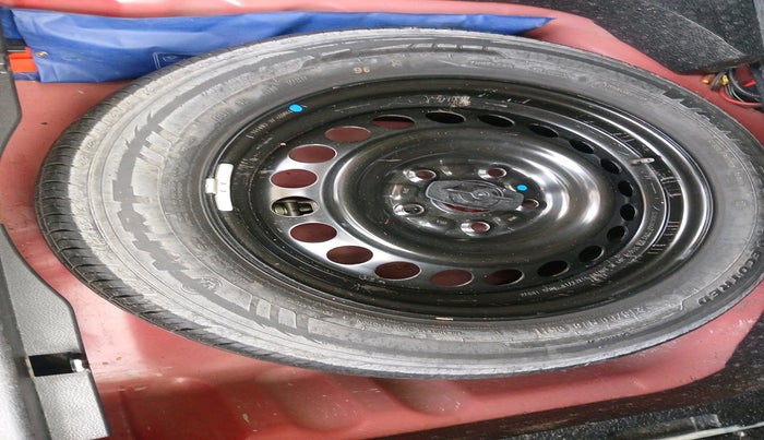 2022 Maruti BREZZA LXI SMART HYBRID, Petrol, Manual, 35,360 km, tyre