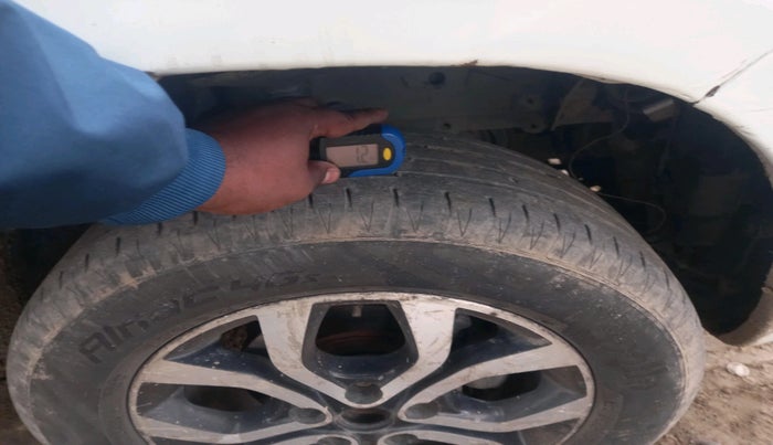 2015 Nissan Terrano XL (D), Diesel, Manual, 1,70,156 km, tyre