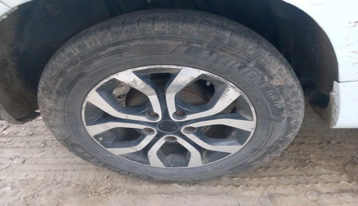 2015 Nissan Terrano XL (D), Diesel, Manual, 1,70,156 km, tyre