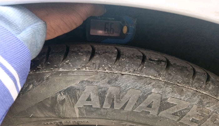 2012 Hyundai i10 MAGNA 1.1, Petrol, Manual, 1,11,665 km, tyre