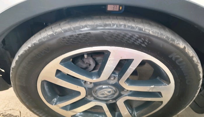 2017 Tata Hexa XT 4X2 7 STR, Diesel, Manual, 2,15,222 km, tyre