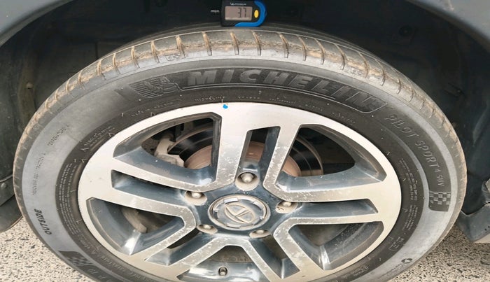 2017 Tata Hexa XT 4X2 7 STR, Diesel, Manual, 2,15,222 km, tyre