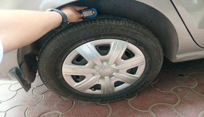 2012 Skoda Rapid 1.6 MPI ACTIVE, Petrol, Manual, 1,35,866 km, tyre