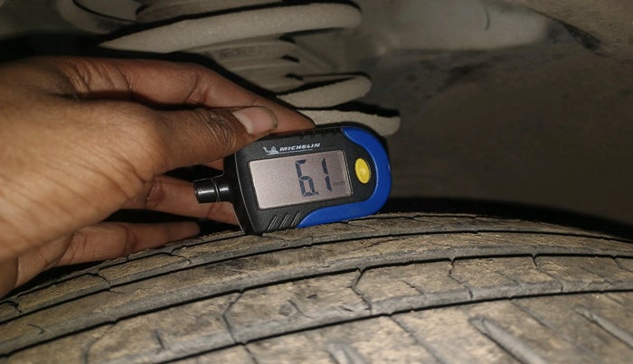 2014 Toyota Corolla Altis J PETROL, Petrol, Manual, 2,05,725 km, tyre