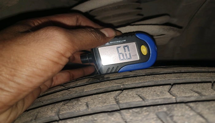 2014 Toyota Corolla Altis J PETROL, Petrol, Manual, 2,05,725 km, tyre