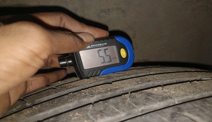 2014 Toyota Corolla Altis J PETROL, Petrol, Manual, 2,05,725 km, tyre