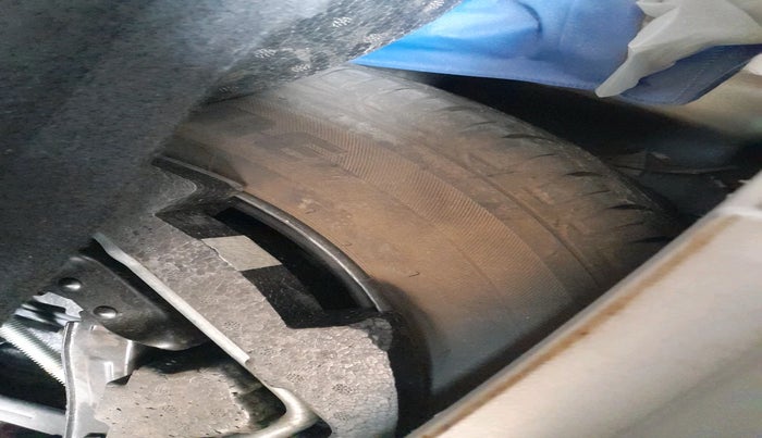 2022 Mahindra XUV300 W8 1.2 PETROL, Petrol, Manual, 58,637 km, tyre